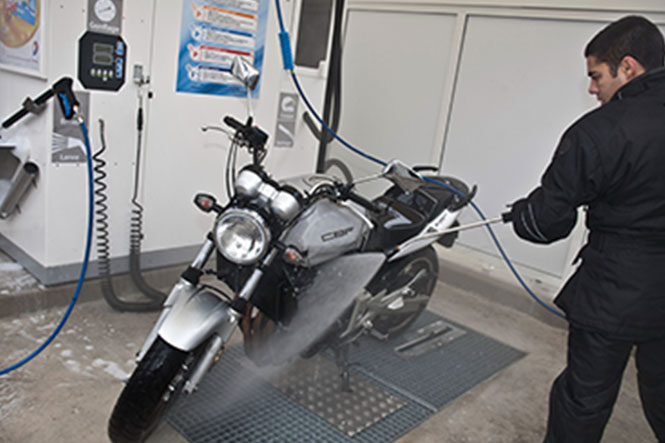 Nettoyer sa moto : ce qu'il faut savoir pour bien Laver son 2-Roues · AXA  Passion