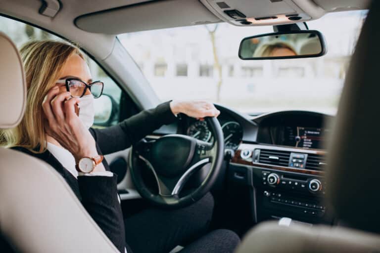Comment enlever une odeur nauséabonde dans sa voiture ?