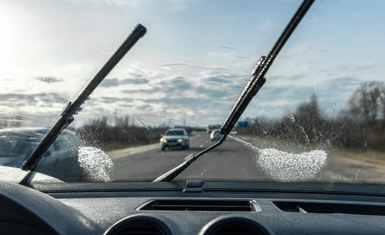 Comment bien choisir le lave-glace pour sa voiture ?