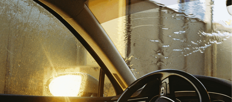 Laver les vitres de sa voiture en cinq étapes