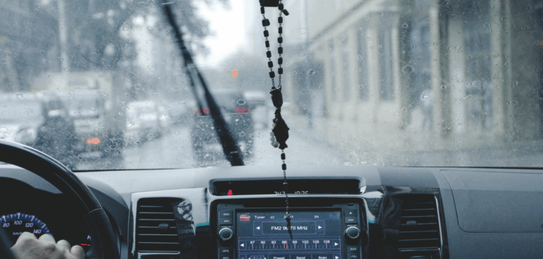 Laver sa voiture sous la pluie : bonne ou mauvaise idée ?