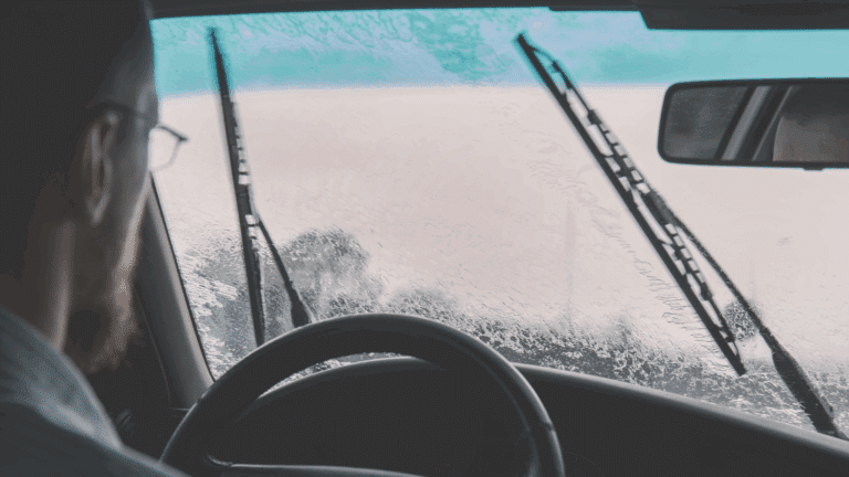 Comment dégivrer son pare-brise en hiver ?