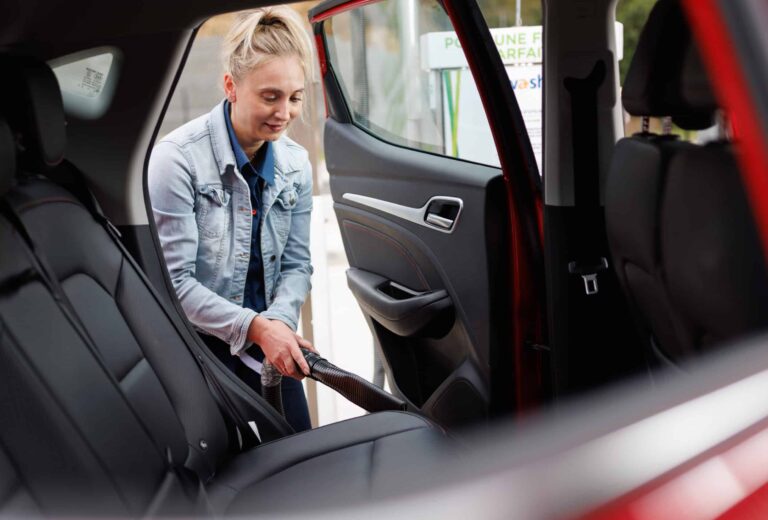 Comment bien passer l’aspirateur dans sa voiture ?