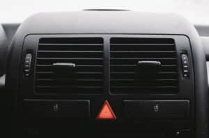 Comment laver les plastiques intérieurs de sa voiture de manière efficace ?